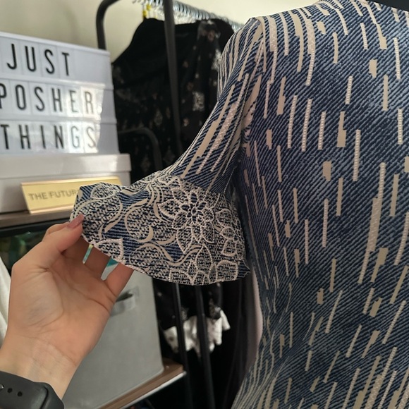 Elegant Blue and White Patterned Dress size small - Picture 5 of 9